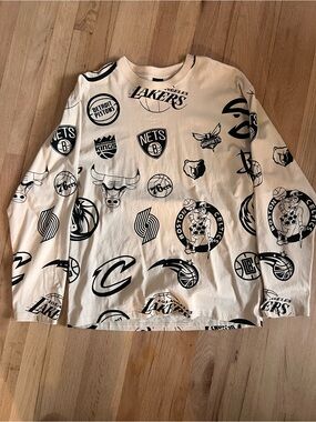 Ultra Game (Urban Outfitters) NBA Team Logos Long Sleeve Tee - Cream/Black